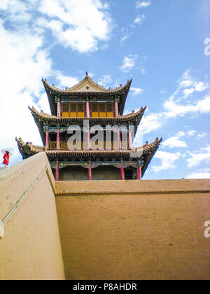 Torre ornamental en la fortaleza de Jiayuguan, China Foto de stock
