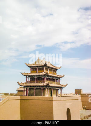 Torre ornamental en la fortaleza de Jiayuguan, China Foto de stock