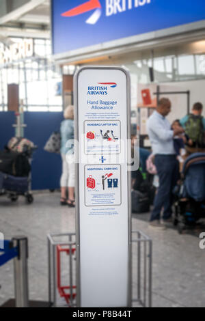 British equipaje de mano permitido information board el aeropuerto de Heathrow Fotografía de stock -
