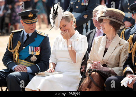 (De izquierda a derecha) el Earl de Wessex, la Condesa de Wessex y la Princesa Real asistir a una recepción en el Desfile de los guardias a caballo, Londres, para conmemorar el centenario de la Real Fuerza Aérea. Foto de stock