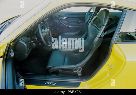 Porsche 911 GT3 RS - 996 modelo 2005 en amarillo - mostrando interior y asientos deportivos Foto de stock