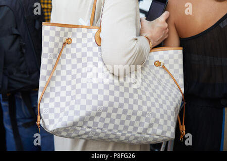 Milán - Junio 15: Mujer con gris y blanco a cuadros Louis Vuitton bolsa antes de Alberta Ferretti, moda, Style de la Semana de la moda de Milán el 1 de
