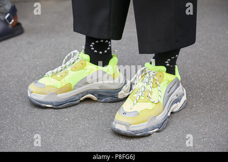 Milán 16 de junio: el hombre con amarillo verde Balenciaga zapatos y calcetines negros con estrellas blancas antes de Marni Fashion Show, la Semana moda de Milán street style
