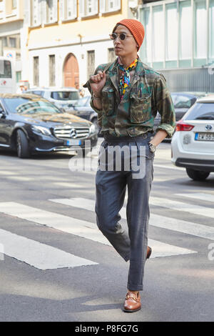 derivación Tumba calidad Milán - 16 de junio: el hombre con chaqueta de camuflaje verde y marrón y  tapa naranja antes de Marni moda, Street Style de la Semana de la moda de  Milán el 16 de junio de 2018 Fotografía de stock - Alamy