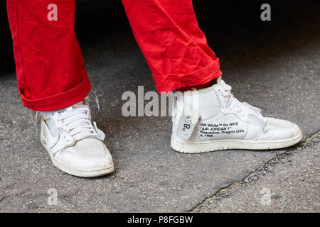 Presta atención a Novedad Denso Milán - 16 de junio: el hombre con Nike Off White zapatillas y pantalón  rojos antes de Marni moda, Street Style de la Semana de la moda de Milán el  16 de
