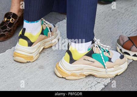 - 16 de junio: el hombre con zapatos de Balenciaga en beige, amarillo y verde, colores antes de Marni Fashion Show, la Semana de la moda de Milán street style el
