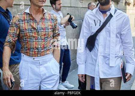 Milán - 16 de junio: Los hombres con y Valentino camisa caminando antes les hommes Fashion Show, la Semana de la moda de Milán street style 16 de
