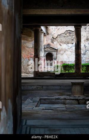 Sitio arqueológico de Pompeya, cerca de Nápoles, la casa del poeta trágico, Italia