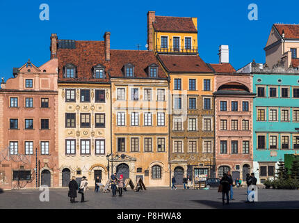 Varsovia, Polonia - Marzo 09, 2014: La Plaza de la ciudad vieja - la parte central y más antigua de la Ciudad Vieja de Varsovia. Polonia