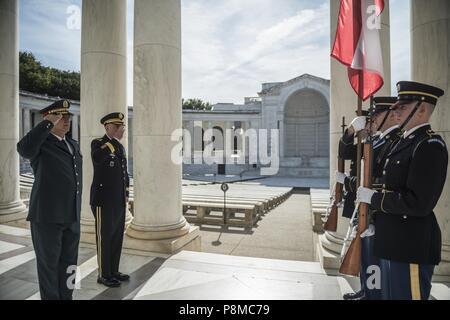 (De izquierda a derecha) Génesis Joseph K. Aoun, Comandante, las fuerzas armadas libanesas, y el Ejército de EE.UU. My Gen. John P. Sullivan, Viceministro Adjunto del jefe de personal, G-4, rinden honores a la bandera libanesa en el anfiteatro conmemorativo en el Cementerio Nacional de Arlington, Arlington, Virginia, 26 de junio de 2018, 26 de junio de 2018. Aoun participaron en una de las Fuerzas Armadas todos los honores Wreath-Laying ceremonia en la Tumba del Soldado Desconocido y recorrió el anfiteatro conmemorativo Sala de exposición como parte de su visita al cementerio. (Ee.Uu. Foto del ejército por Elizabeth Fraser / Arlington National Cemetery / liberado). () Foto de stock