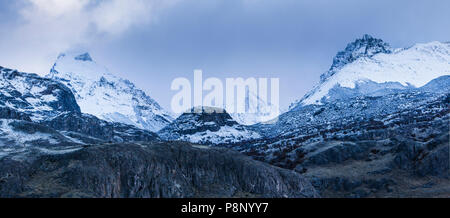 Paisaje de montaña con nieve fresca en la hora azul justo antes del amanecer