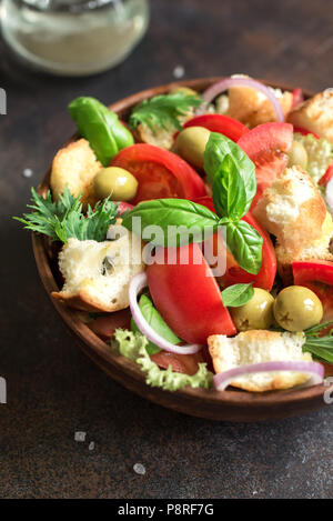 Panzanella Ensalada de tomate con tomates cherry, albahaca y pedacitos de pan ciabatta. Alimentos saludables de verano - ensalada panzanella, cerca. Foto de stock