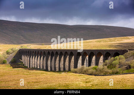 Reino Unido, Inglaterra, Yorkshire, Batty Moss, Ribblehead viaducto en liquidar a Carlisle línea ferroviaria