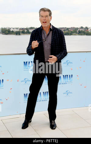 Pierce Brosnan durante la 'Mamma Mia! Aquí vamos otra vez' en el photocall Fontenay Hotel el 12 de julio de 2018, en Hamburgo, Alemania. Foto de stock