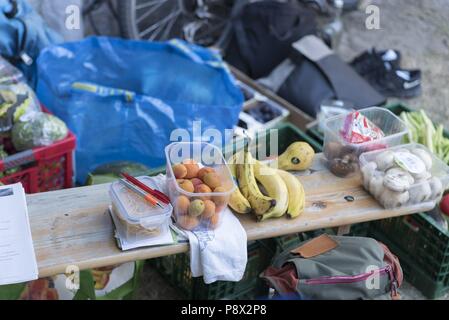 Alimentos Sharer regalando comida, se han salvado de la basura, en fairsitival Festival, 07.07.2018 | mundial de uso Foto de stock