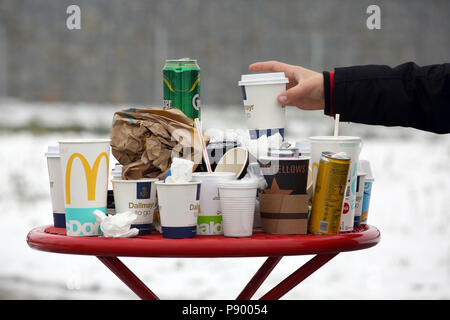 Hermsdorf, Alemania, vacías tazas de café, latas de bebidas y papel arrugado patos en un área de descanso de la tabla Foto de stock