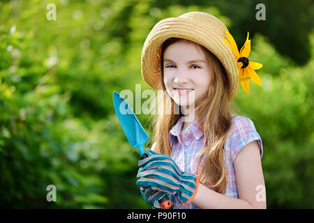 Sombrero De Paja De La Niña Adorable Y Guantes Del Jardín De Los