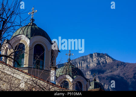 Vista parcial de la calle de las cúpulas de la iglesia cristiana en la ciudad de Teteven, Bulgaria. Uno de los picos de la montaña Stara Planina podría verse en Foto de stock