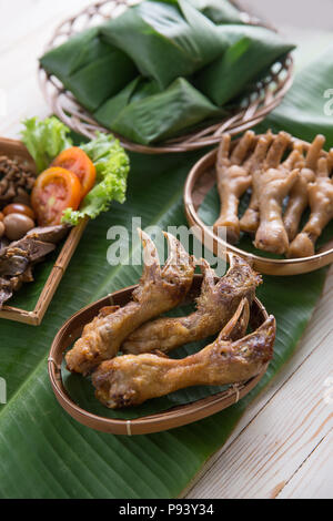 Comida culinaria tradicional indonesio cabeza de pollo frito.
