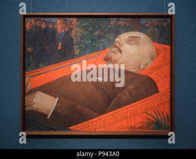 La pintura "por Lenin del ataúd" (1924) por el pintor ruso Kuzma Petrov-Vodkin en exhibición en la Galería Tretyakov en Moscú, Rusia. Foto de stock