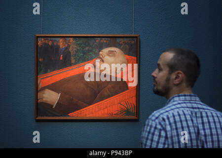 Visitante delante de la pintura "por Lenin del ataúd" (1924) por el pintor ruso Kuzma Petrov-Vodkin en exhibición en la Galería Tretyakov en Moscú, Rusia. Foto de stock
