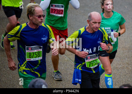 La Sociedad Alzheimer deslizaderas y recaudadores de fondos, 2017 Media Maratón de Cardiff. Los corredores están mostrando la nueva apariencia de la Sociedad Alzheimer traje. Foto de stock