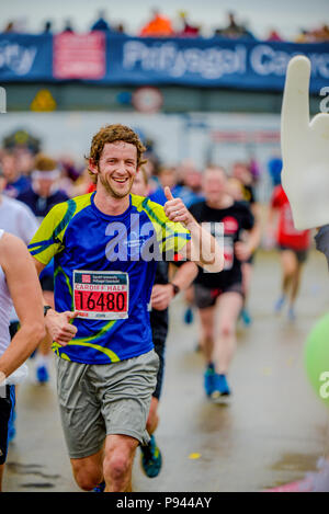 La Sociedad Alzheimer deslizaderas y recaudadores de fondos, 2017 Media Maratón de Cardiff. Los corredores están mostrando la nueva apariencia de la Sociedad Alzheimer traje. Foto de stock