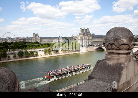 Vistas del río Sena y el Louvre, del Museo D'Orsay en París, Francia, Terraza Foto de stock