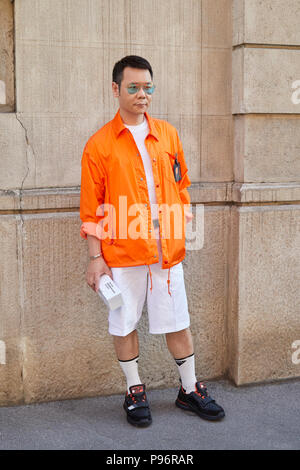 Milán - 17 DE JUNIO: Hombre con zapatillas blancas y negras antes de que  Isabel Benenato Fashion