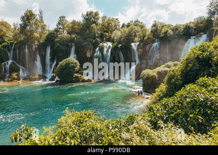 Cascada de Kravica, una impresionante cascada frecuentado por turistas en los cálidos veranos de los Balcanes. Situado en el río cerca de Trebižat Ljubuski, BiH Foto de stock
