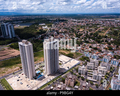 Cuiabá, Mato Grosso, Brasil. Vista aérea de los edificios modernos construidos en el centro de la ciudad de Cuiabá, con casas en el fondo en un día soleado de verano.