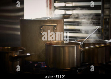 ollas con comida para cocinar en la cocina con estufa de gas 25055400 Foto  de stock en Vecteezy