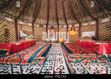 Decoración tradicional nacional de la yurta techo. Ornamento de Kazajastán. Vintage tejido de patrones. Yurt decoración. Bastidor de madera con patrones como los antecedentes étnicos, la horda de oro, Kazajstán. Foto de stock