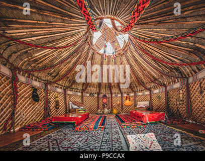 Decoración tradicional nacional de la yurta techo. Ornamento de Kazajastán. Vintage tejido de patrones. Yurt decoración. Bastidor de madera con patrones como los antecedentes étnicos, la horda de oro, Kazajstán. Foto de stock