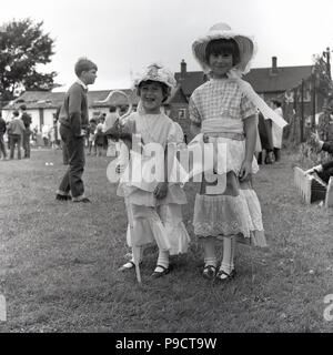 Influyente Simposio Especificado 1960 dos niñas en BRUJA Y GATO NEGRO disfraces de Halloween talladas con  jack-o-lantern calabaza Fotografía de stock - Alamy