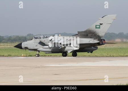 Tornado de la Fuerza Aérea Real Saudita IDS de rodadura sobre la RAF Coningsby pista durante el ejercicio combinado de la RAF y RSAF bandera verde. Foto de stock