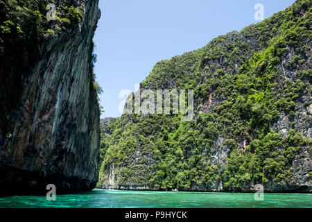 Maya Bay,Tailandia es increíblemente hermosa bahía que es protegido por acantilados de 100 metros de alto por tres de sus lados. En el interior de la bahía hay varias playas Foto de stock