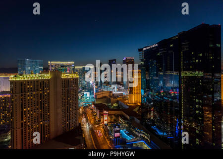 Vista elevada del Strip, en Las Vegas, Nevada, EE.UU. Hilton Grand Vacations Hotel y Casino en el centro. Fotografía nocturna. Foto de stock