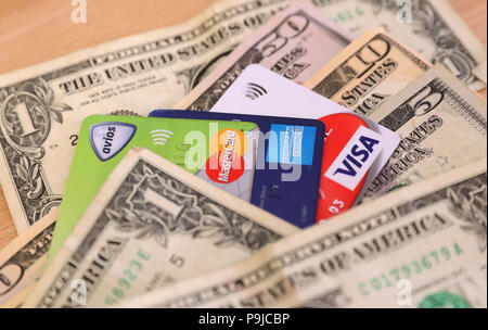 Una Mastercard, Visa y American Express tarjetas de crédito y débito rodeado de dólares EE.UU.