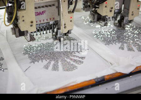 Pericia Ofensa Conversacional Máquinas de coser, imprimir un sequin diseño en una camiseta de algodón bio  en una fábrica, donde el algodón orgánico se utiliza para hacer la ropa,  Indore, India Fotografía de stock -