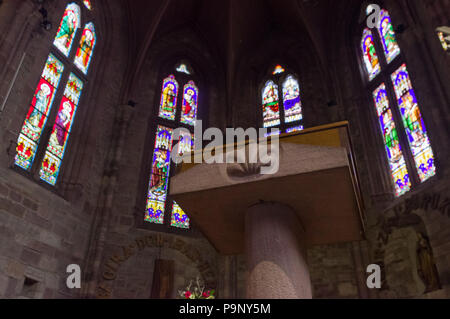 Saint Jean Pied de Port, Francia (5h de julio de 2018): el presbiterio de la iglesia de Notre Dame du Bout du Pont Foto de stock