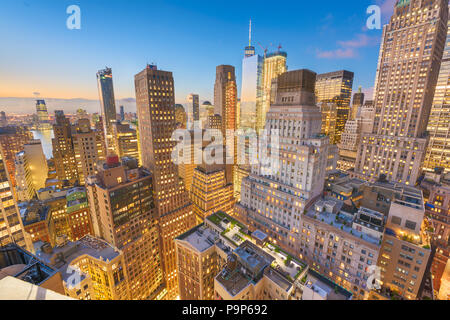 Nueva York, Nueva York, EE.UU., el distrito financiero de Manhattan Inferior del paisaje urbano desde arriba en la penumbra.