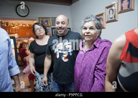 EXCLUSIVO. Lupillo Rivera visita a su familia (tíos, primos) en Hermosillo, Sonora, llevo flores a la casa de su abuela llamada Dolores (Lola) Real p Foto de stock