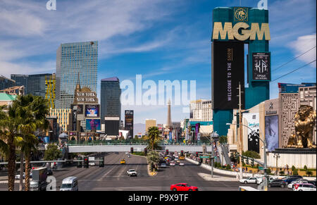 El horizonte de Las Vegas Strip, en Las Vegas, Nevada, EE.UU., con el tráfico en el strip road Foto de stock