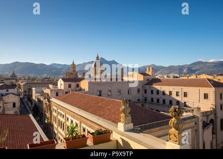 Horizonte de Palermo, Sicilia, Italia, Europa con las montañas detrás
