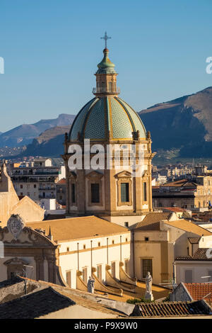El horizonte de la ciudad de Palermo, Sicilia, Italia, Europa, demostrando la cúpula de la catedral de Palermo