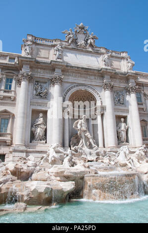 La fuente de Trevi en Roma, Italia, un famoso monumento barroco.