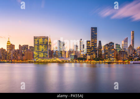 Nueva York, Nueva York, Estados Unidos midtown skyline desde el otro lado del East River al anochecer.