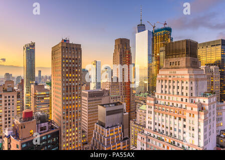 Nueva York, Nueva York, EE.UU., el distrito financiero de Manhattan Inferior del paisaje urbano desde arriba en la penumbra.