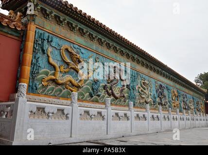 Los nueve dragones pared delante del Palacio de longevidad tranquilo en la Ciudad Prohibida en Beijing, China. Foto de stock